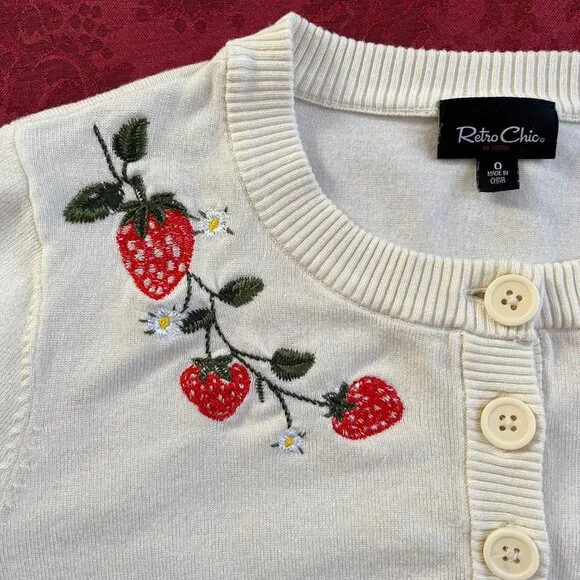 Retro Chic by Torrid Cottagecore Strawberry Cropped Cardigan Sweater Size 0 - Picture 3 of 16